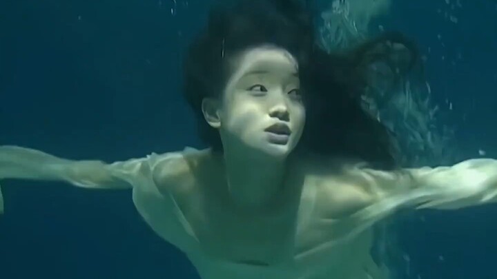 Some are real water, some are real water. These are two sentences! LOL, underwater beauty is not cre