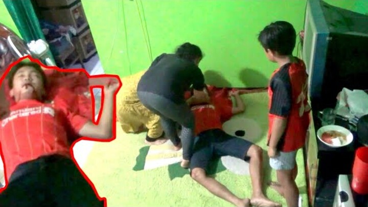 prank muntah darah semua keluarga di bikin panik || prank bandung