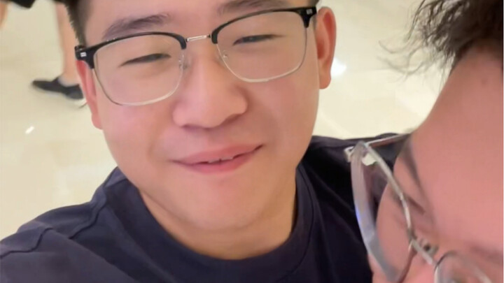 Anh ơi, anh không dẫn em đi chơi đu quay mà, hu hu hu!