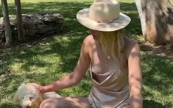 沐浴阳光，和我的狗一起~Best days 🐶🌱☀️