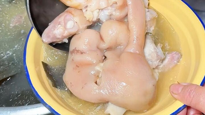ขาหมูตามท้องถนนเมืองฉงชิ่ง ตุ๋นจนนุ่มเหนียวนวล เคลือบด้วยน้ำจิ้มพริกน้ำมันรสเผ็ดเด็ดสุดๆ!!
