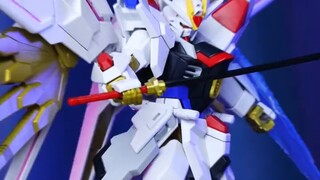 Cỗ máy tuyệt vời và mạnh mẽ nhất đã trở lại! Mô hình Gundam Extraordinary Strike Freedom của Bandai 