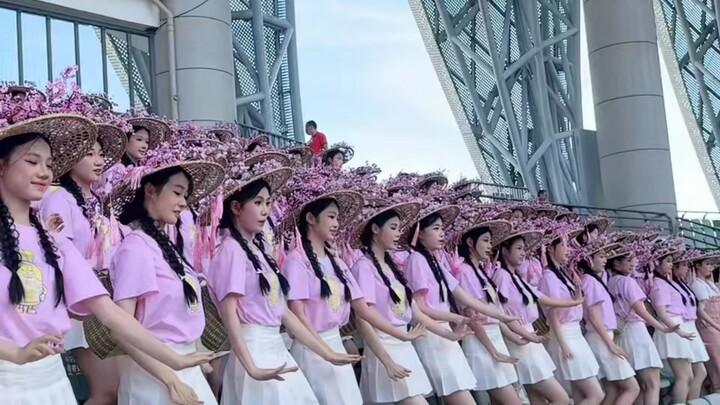 Đội cổ vũ Mai Châu trên sân bóng tỉnh Quảng Đông: Tình cảm dịu dàng như nước của các cô gái Khách Gi