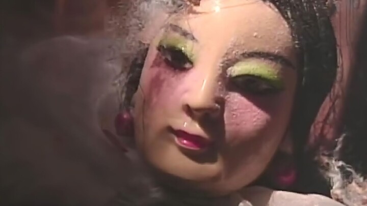 Lão thợ vô tình đắc tội với con rối, từ đó liên tục xảy ra những chuyện kỳ quái.