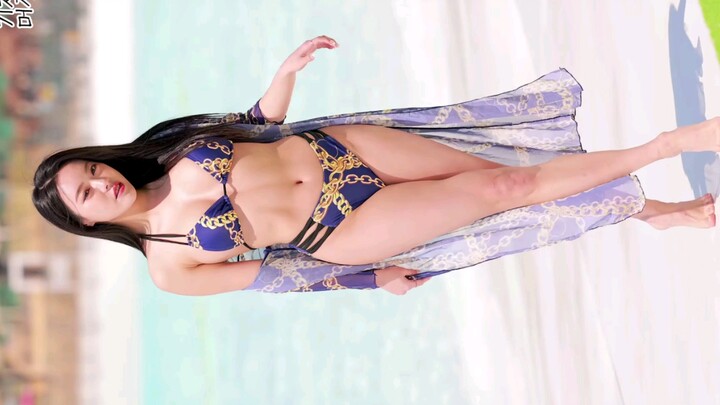 Người mẫu Jo Aera trong trang phục bikini trên bãi biển