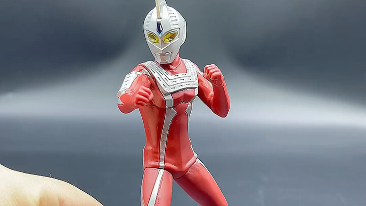 Hãy đến chơi Ultraman Seven 21, anh ấy thực sự có thể chớp mắt hình Ultraman Seven