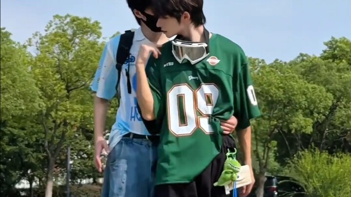 Mengulas tarian pasangan pria yang meledak di seluruh internet, energi tariannya maksimal, gantengny