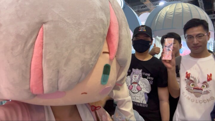 出现在BW现场的超美丽3D大头VUP和兄弟们一起拍照了
