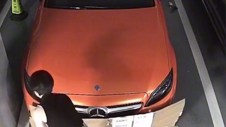 สาวรายนี้จอดรถชิดเสาทุกครั้ง แถมยังเอาผ้าคลุมรถมาปิดบัง ดูจนจบถึงเข้าใจทันที