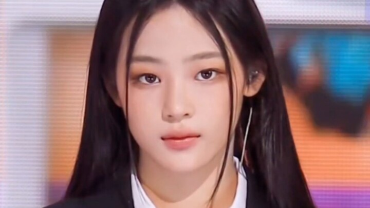 Who else gets this feeling in these few seconds? Switching from icy Minji to fiery Minji happens in 