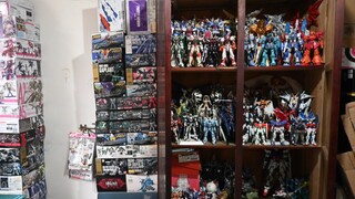 The not-so-two-dimensional plastic guy's small room is shared. The sophomore student finally went to