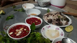 Hai vợ, chồng lam mấy bát (Chén )tiết canh heo đông như thạch, đĩa lòng qúa ngon