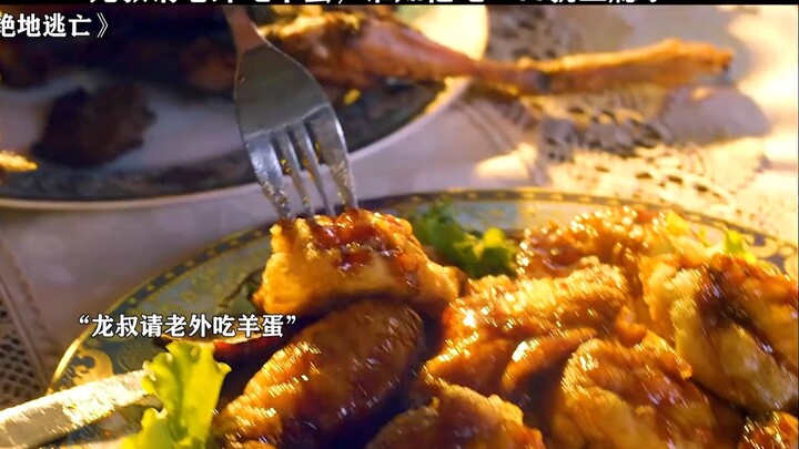 Chú Long cho người nước ngoài ăn trứng cừu nướng trên tàu hỏa