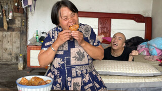 Blind mother cooks KFC for son with cerebral palsy