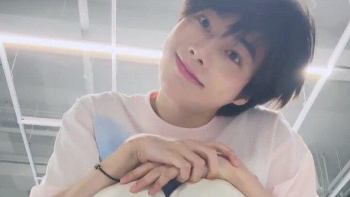 Hàn Bân hẳn là rất thích concept HEARTS2HEARTS nhỉ (⁎⁍̴̛ᴗ⁍̴̛⁎)
