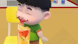 嘟嘟喝果汁给弟弟馋的流口水！