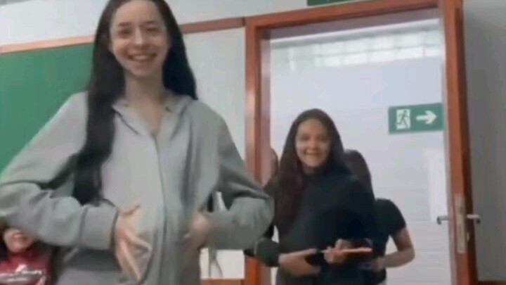 Video siswa SMP di luar negeri yang secara bersama-sama berpura-pura hamil viral di Twitter, sudah d
