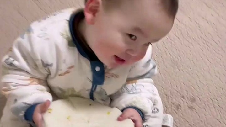 เบบี๋ขี้งกน่ารักสุดๆ แค่ได้ของกินก็เปลี่ยนหน้าเร็วเกินไปแล้ว!