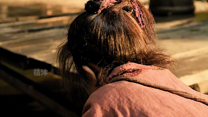 Người đàn ông mù và cô gái nhỏ bị rơi xuống vách núi; người đàn ông cõng cô bé, cô bé chỉ đường cho 