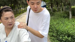 أمي لا تفعل شيئًا طوال اليوم سوى أن تحدق بي!