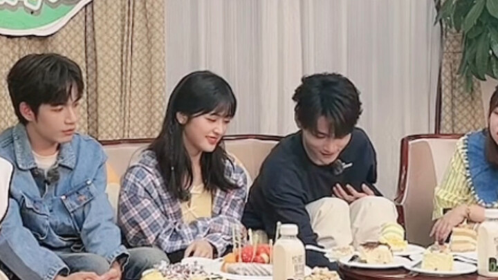 Thẩm Nguyệt, Chu Kha Vũ, giờ hai người thân nhau rồi, sẽ chẳng còn ngại ngùng trong thang máy nữa!