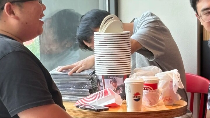 Khi phe chợ đen cũng giả vờ không hiểu, lại mua phải gói thẻ trong suốt của Love and Deep Space!