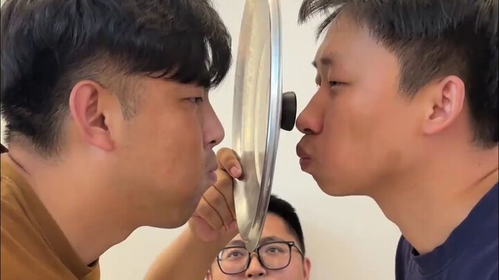 Thử thách cười ở ký túc xá, ai có thể nhịn cười khi đối mặt với bạn bè?