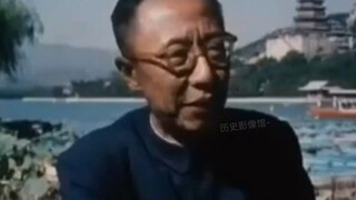 ภาพจริงของปูยีและครอบครัวขณะเยี่ยมชมพระราชวังฤดูร้อนในปี พ.ศ. 2508 ซึ่งครั้งหนึ่งเคยเป็นสวนหลังบ้านข