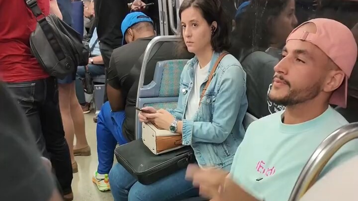 A foreign vlogger faked a fire-breathing sneeze! The passersby’s reactions are hilarious.