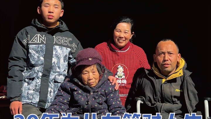 A 65-year-old grandma came to cook at someone's home. Today in Lu'an, Anhui, I met an optimistic fat