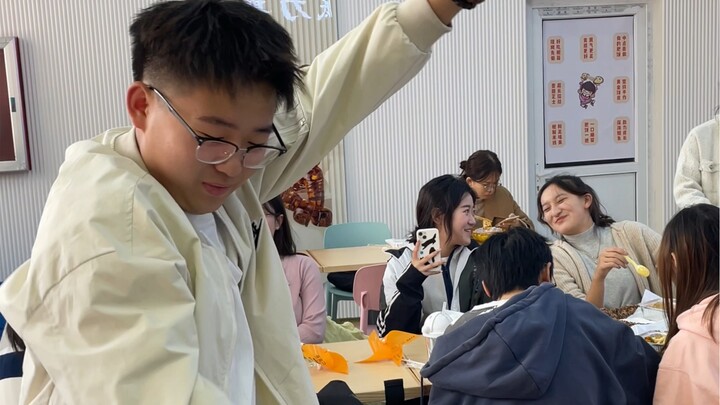 Thử thách nhảy múa rồi ghi nợ ở nhà hàng