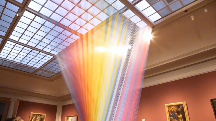 Nghệ sĩ đã dùng từng sợi chỉ màu nhỏ để dệt nên "cầu vồng bất diệt".