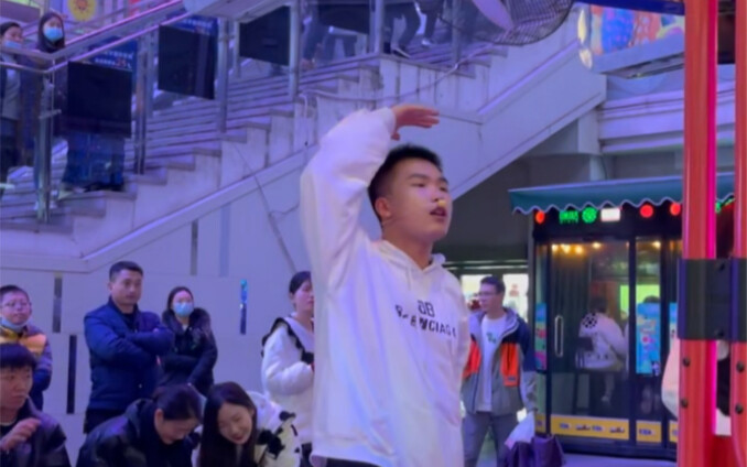 ช็อก! เครื่องเต้นรำกลางแจ้งเครื่องแรกเต้นเพลง WADADA พร้อมไมโครโฟนครบชุด