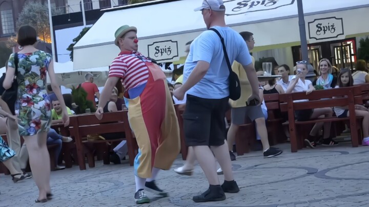 The artist brought special joy to passersby on the street with their quirky and humorous performance