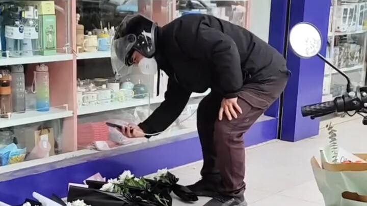 Di depan "Toko Alat Tulis Modian", menerima pesanan bunga putih dari provinsi lain. # Toko Barang Kr