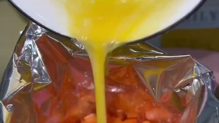 Keripik kentang ternyata juga bisa dimasak untuk disantap! Hmm, namanya telur dadar tebal dengan ker
