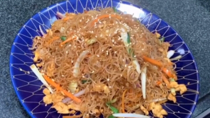 [อาหาร] ทำไมเส้นหมี่ผัดไข่ร้านริมทางอร่อยขนาดนี้?