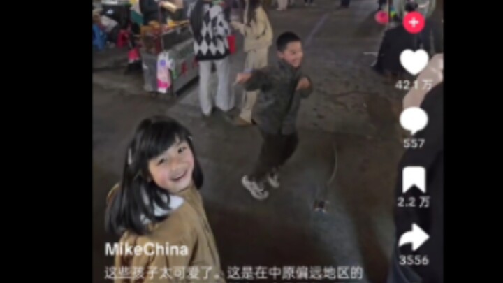 A TikTok foreigner traveling in China gets “fed” by a little girl; the comment section: So cute! 🥺