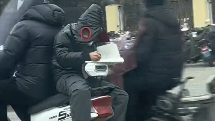 孩子：奇了怪了，今天路程格外顺利，也不红灯了，也不堵车了