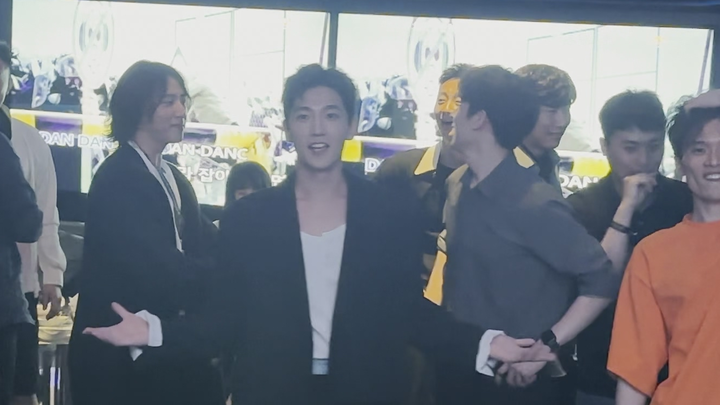 【Yang Yang】After so many years, Yang Yang is finally dancing again—just look how thrilled the fans a