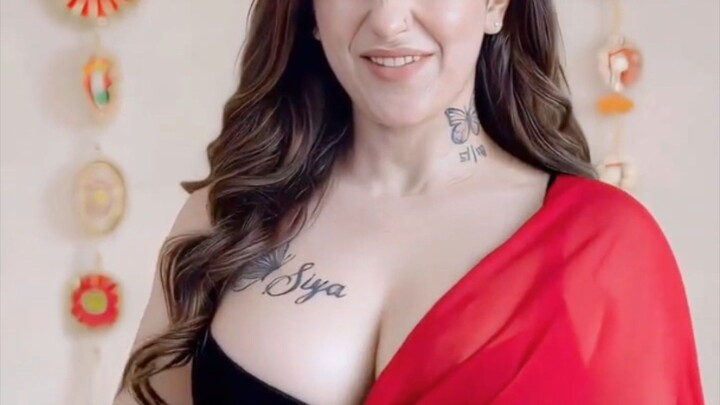 Desi Bhabi Saree Dance