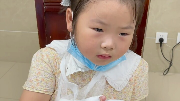 Ngày thường nghe đến tiêm là cô ấy đã sợ đến mức không chịu nổi, vậy mà hôm nay lại chẳng rơi lấy mộ