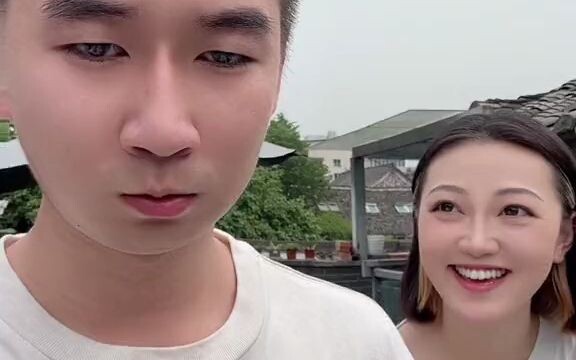 Cậu bảo cô em cùng phái của tôi toàn thói xấu, học từ ai thế chứ!!! Thật là bực mình!