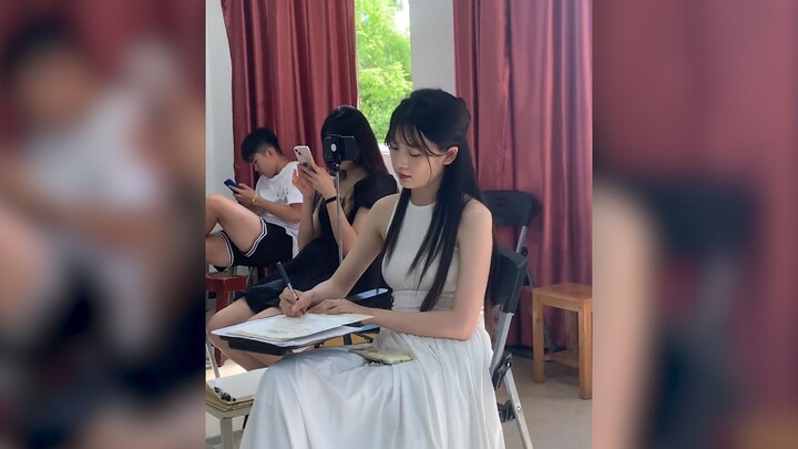 ครูสาวหน้าตาสวยเกินไป จนนักเรียนชายทั้งโรงเรียนพากันมาเรียน แต่สุดท้ายก็เอาแต่ถ่ายวิดีโออยู่นั่นแหละ