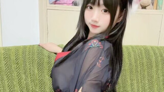 Bukankah katanya akan melindungiku? Kenapa poni lurusku jadi miring?