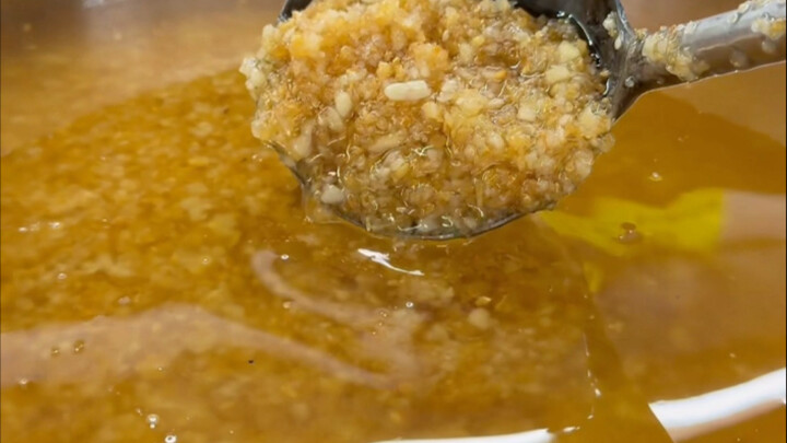 Membuat bawang putih goreng itu kerjanya nggak terlalu besar, tapi juga nggak kecil kok 😂😂