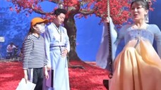 Director: You just vomited blood in the last episode, don't be so happy! Yang Zi: Then I will go cra