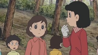 Nobita dan si manusia gemuk biru menanam jamur matsutake di perbukitan belakang untuk membahagiakan 