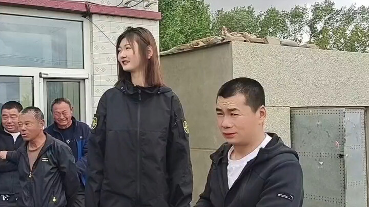 Big bro and his 2-meter-tall little sister are in the village—their height difference is just too ad