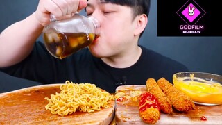 Mukbang mì, kèm xúc xích với nem phô mai siêu ngon p6 #anngon